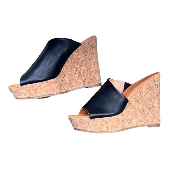 Madden Girl
Nuriel Cork Wedges  
Black
4-1/2" Cork Wedge Heel - Picture 2 of 16